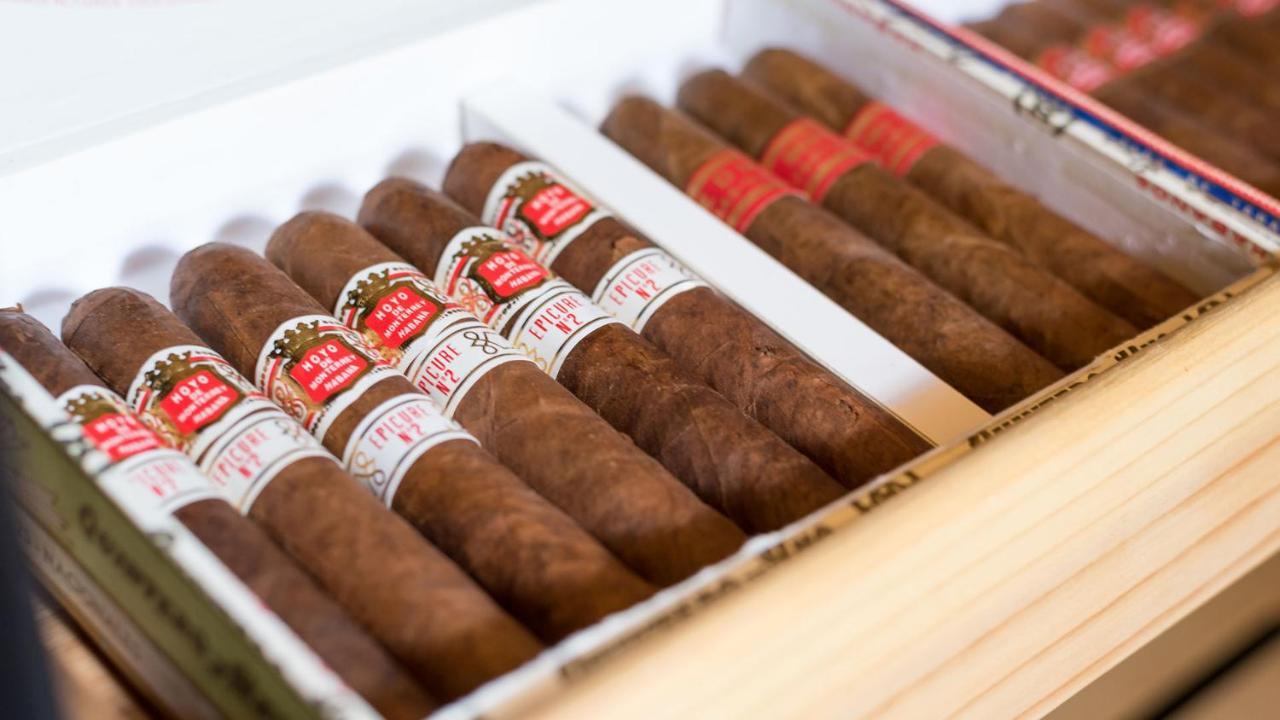 Drostdy Hotel by NEWMARK Graaff-Reinet Exteriér fotografie A box of cigars
